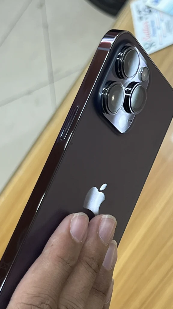 Picture of iPhone 14 pro max from side by NogenTech