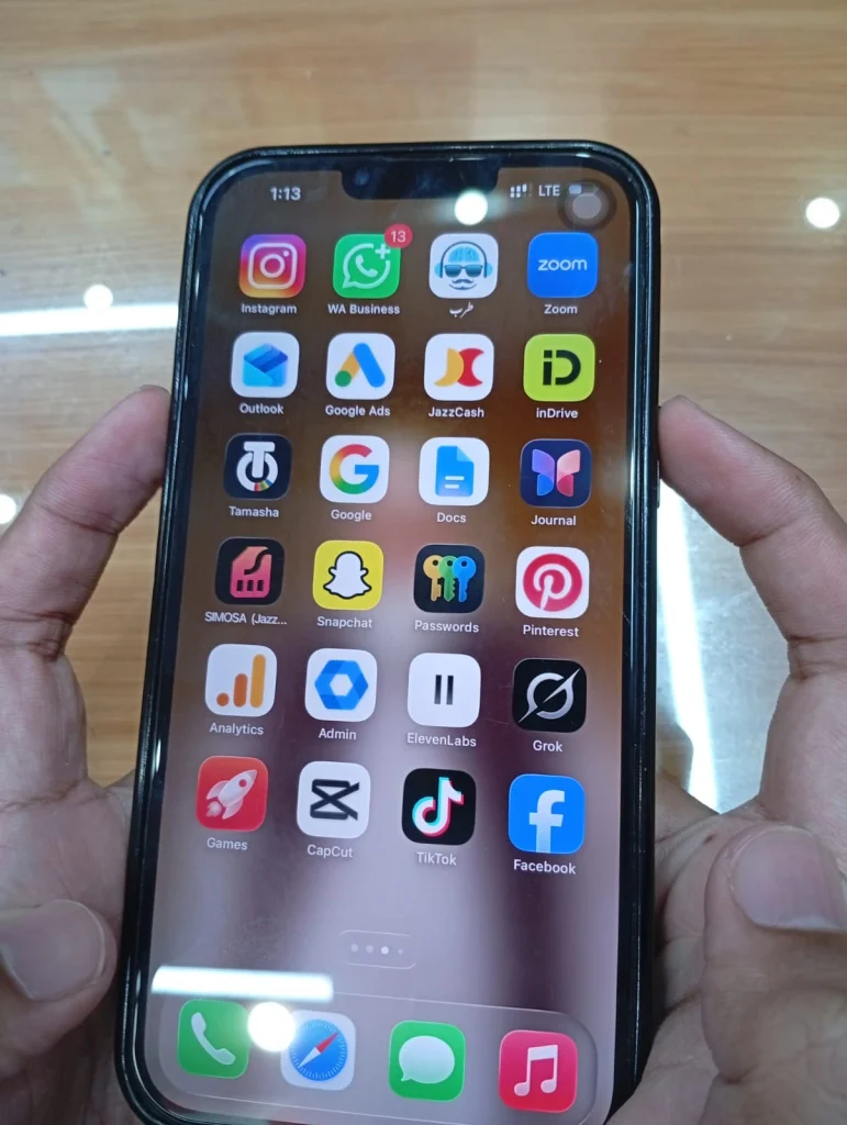 Picture of iPhone homescreen by NogenTech