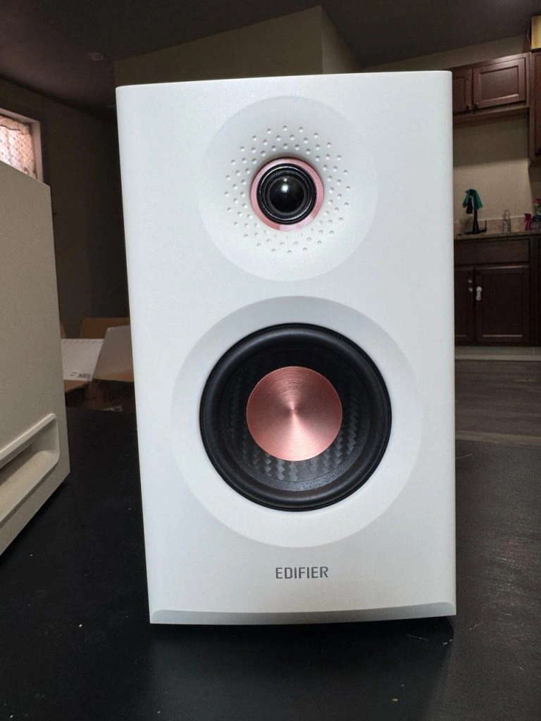 The matte white finish and copper coloured woofers give the MR5 a different look from most studio monitors without feeling overdone.